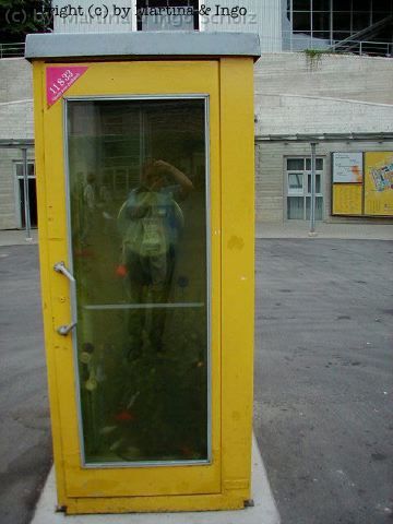 pic00033.jpg - Das Telefonzellenaquarium. Wie man unschwer am Spiegelbild erkennen kann, habe nicht ich diese Fotos gemacht.