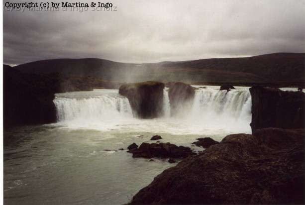 iceland_11.jpg - Gothafoss (G�tterwasserfall). In diesen Wasserfall hat ein heidnischer Clan-F�hrer seine G�ttersymbole geworfen und damit seinem �bertritt zum christlichen Glauben Form verliehen.