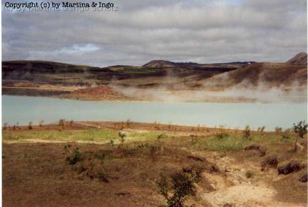 iceland_12.jpg - Direkt am Myvattn liegt ein Thermalgebiet, das neben diesem kleine See mit angenehm warmem Wasser auch rauchende Schlote und blubbernde Schlamml�cher bietet.