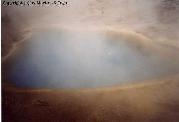 iceland_16.jpg - Hei�er Wasserdampf steigt von diesem Wasser-Basin auf.