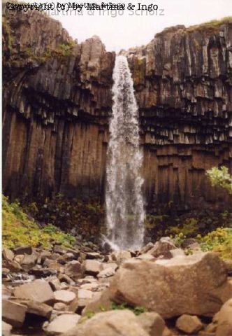 iceland_18.jpg - Svartifoss. Wenn man den kurzen Fu�marsch von einer halben Stunde auf sich nimmt, dann kann man sich seine Touristenkarten auch mit selbstgeschossenen Photos aufpeppen.