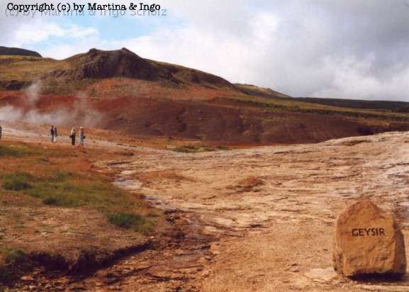 iceland_19.jpg - Geysir pr�gte den Begriff f�r eruptierende hei�e Quellen weltweit. Er bricht allerdings sehr selten aus und erreicht dann auch nicht mehr seine urspr�ngliche H�he.