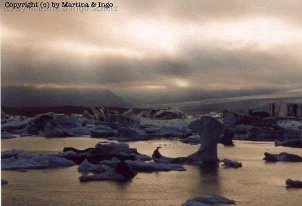 iceland_21.jpg - Die Eisbl�cke bilden zum Teil bizarre Formen. Dies ist unser Lieblingsblock, der Nikolausstiefel.