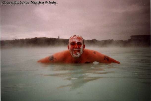 iceland_22.jpg - Der im Gesicht befindliche Schlamm hat einen Peeling-Effekt und ist gut f�r die Haut.