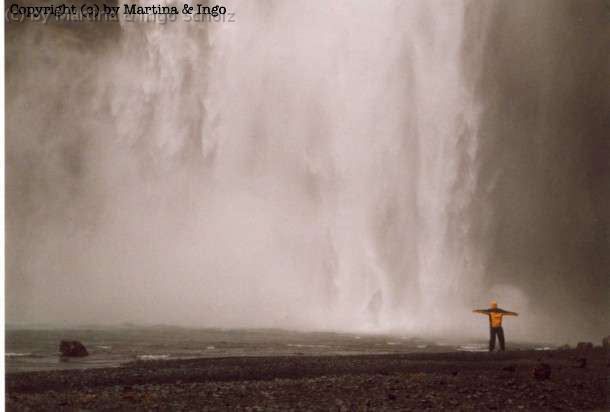 iceland_23.jpg - Der Skogarfoss ist der h�chste Wasserfall Islands. Der Mensch sieht einfach klein aus neben solchen Naturgewalten.
