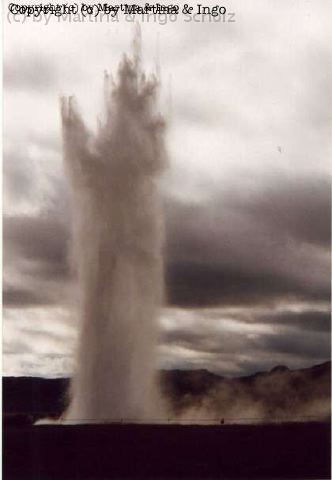 iceland_27.jpg - Der Strokkur in seiner vollen Pracht.