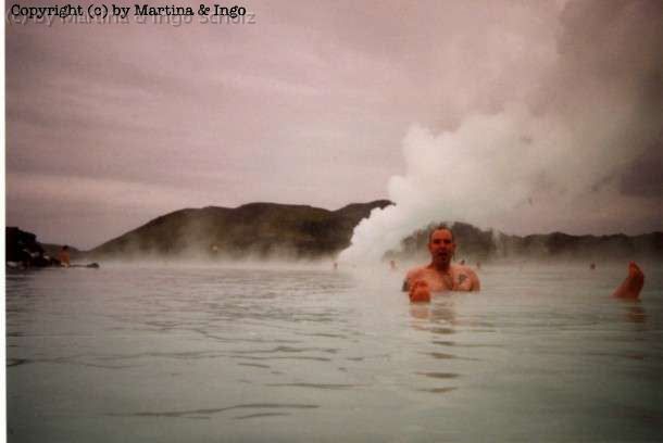 iceland_29.jpg - Die "Blaue Lagune". Ein riesiges Thermalbad, in dem die Wassertemperatur durchg�ngig bei 37 Grad liegt.