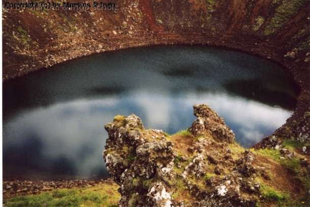iceland_30.jpg - Dieser See hat sich in dem Krater eines Vulkanes gebildet. Das Wasser ist derma�en klar, dass man glaubt, bis zum Zentrum der Erde sehen zu k�nnen.