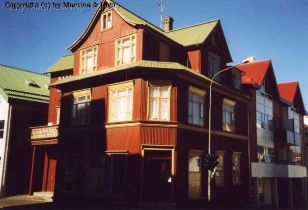 iceland_32.jpg - Dieses Haus in Reykjavik besitzt eine Fassade aus Wellblech, auch wenn man auf den ersten Blick meint, dass es aus Holz erstellt ist.