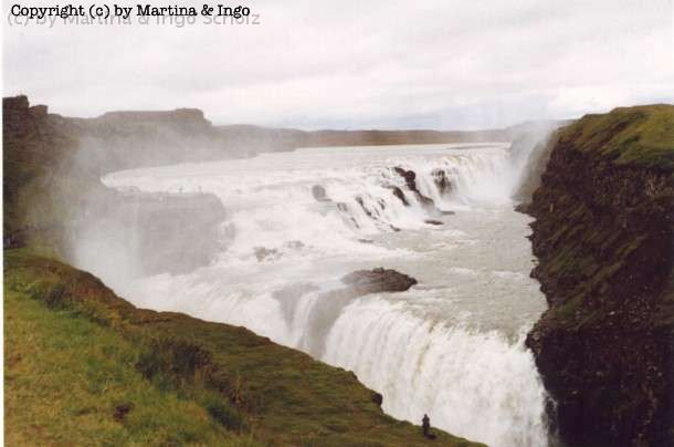 iceland_38.jpg - Gullfoss. Der m�chtigste Wasserfall Islands. Er f�llt �ber zwei Ebenen nach unten.