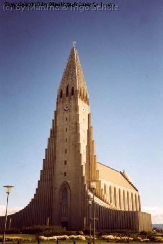iceland_40.jpg - Vor dieser Kirche befindet sich das Leif Ericsson Denkmal, das die Amerikaner den Isl�nder geschenkt haben, da Leif Amerika entdeckt hat.