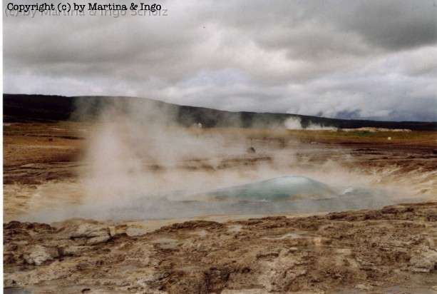 iceland_41.jpg - Diese Wasserblase schie�t in die H�he und bildet die Wassers�ule des Geysiers.