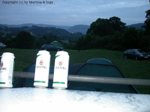 dscn0078.jpg - Schalke-Bier begleitet seinen Besitzer stets treu bis zum letzten Schluck. Dabei kann man die sch�ne Aussicht auf ein Gebirgstal im Norden von Wales genie�en, kurz vor Betws-y-Coed.