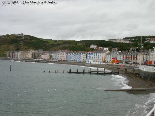 dscn0134.jpg - Aberystwyth ist, �hnlich wie Llandudno, mit einer wundersch�nen Promenade ausgestattet. Eine kleine Seilbahn, die auf den Berg im Hintergrund links f�hrt, haben wir verschm�hnt und uns statt dessen zu Fu� auf den Weg zum Gipfel gemacht. Dies ist allerdings nur sportlichen Typen zu empfehlen.