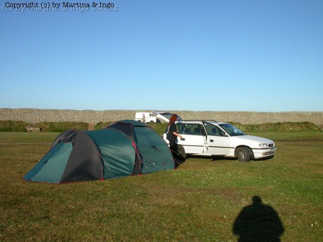 dscn0137.jpg - Hinter dem Steinwall im Hintergrund befindet sich das Meer! Dieser Campingplatz befindet sich in Newgale.