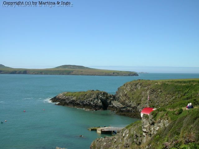 dscn0141.jpg - St. David's. In dem "kleinsten" Ort von Gro�brittanien kann man auch Bootsfahrten um die vorgelagerte Insel "Ramsey Island" buchen. Insbesondere kann man dort eine Vielzahl verschiedener Seev�gel und "Seals" beobachten.