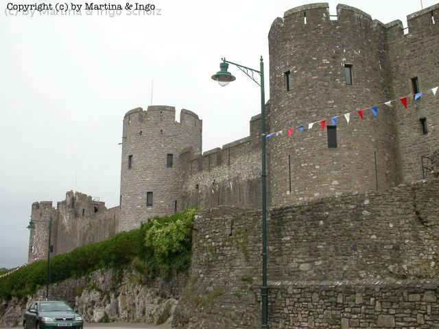 dscn0143.jpg - Pembroke Castle geh�rt zu den gut erhaltenen Burgen im S�den von Wales. Gelegentlich finden im Burghof Thearerauff�hrungen statt. Als wir da waren, konnten wir einer Probe f�r die abendliche Auff�hrung beiwohnen.