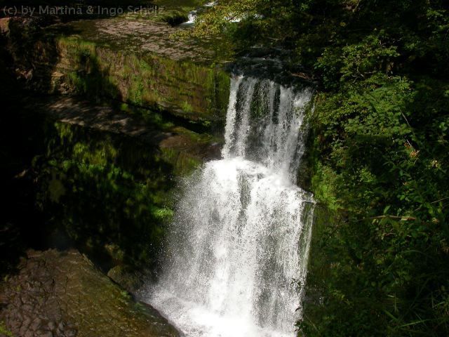 dscn0166.jpg - Nur zu Fu� zu erreichen, finden sich bei den Henryd Falls insgesammt vier zu erlaufende Wasserf�lle. Man sollte ein wenig Zeit mitbringen, da die Wege teilweise recht schwierig zu begehen sind. Festes Schuhwerk ist f�r diese Tour zu empfehlen!