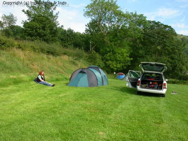 dscn0167.jpg - In der N�he des Llangorse Lake am Rande des Brecon Beacons National Park fanden wir diesen wundersch�nen Camping-Platz. �brigens befindet sich das Welsh Whisky Visitor Center nicht mehr in Breacon, auch wenn unser Reisef�hrer das immer noch behauptet.