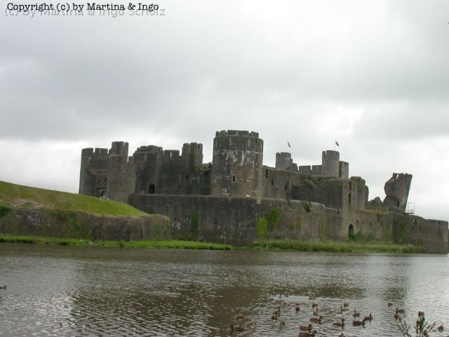 dscn0168.jpg - Caerphilly Castle liegt auf einer Insel in der Mitte eines Sees. Diese Burg befindes sich in mitten der Stadt. Sie besitzt einen Turm (im Hintergrund rechts), der einen gr��eren Neigungswinkel hat als der Schiefe Turm von Pisa.