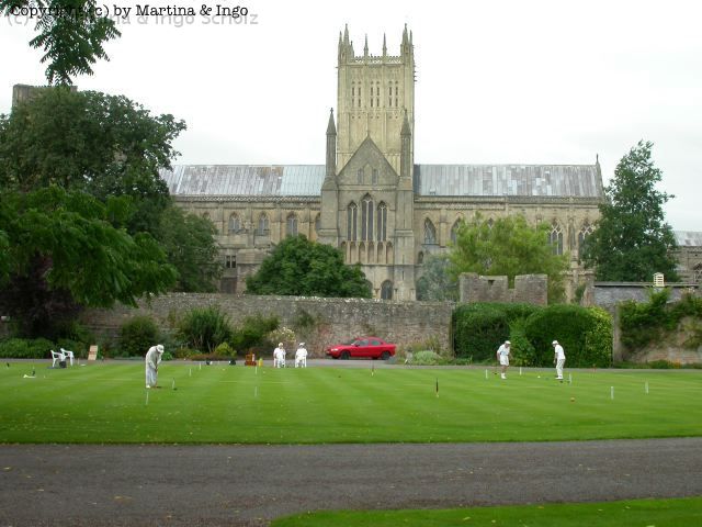 dscn0173.jpg - Wells beheimatet in seiner Kathedrale den Erzbischof von Bath and Wells (dem einen oder anderen vielleicht aus der entsprechenden Black Adder Episode bekannt). Der Gro�teils des Areals ist f�r Besucher zug�nglich. Im Vorderung spielen ein paar �ltere Leute Kricket.