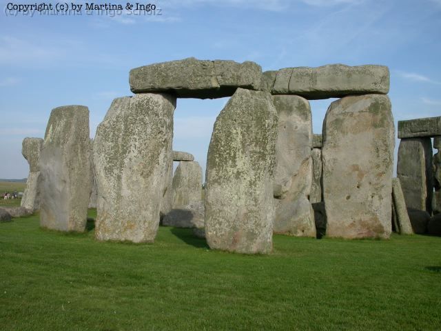 dscn0178.jpg - Stonehenge, der bekannteste Steinkreis der Druiden und eines der beliebtesten touristischen Ziele im S�d-Westen Englands zog uns ebenfalls in seinen Bann.