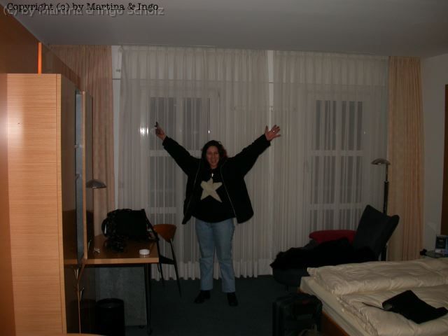 dscn1029.jpg - Unser Hotel, das "", direkt am Ostbahnhof gelegen. Weil wir ein paar Probleme mit dem Weg hatten, haben wir eine Suit bekommen.