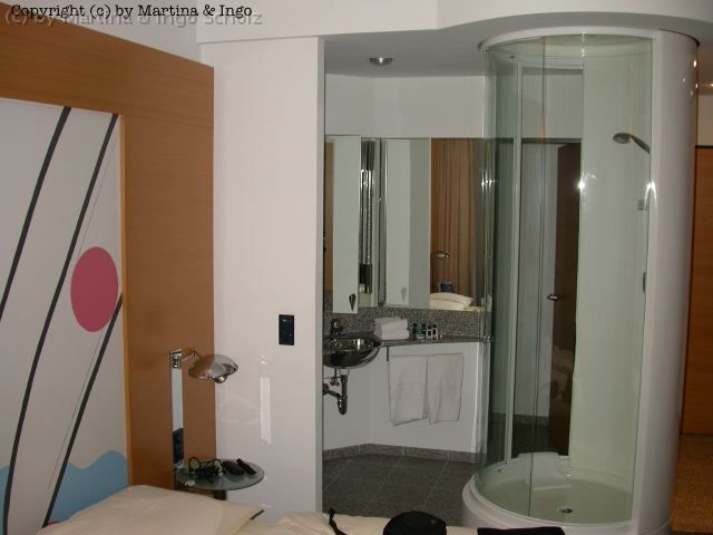 dscn1031.jpg - Die Dusche ist ph�nomenal, mit Ausblick in das Zimmer.