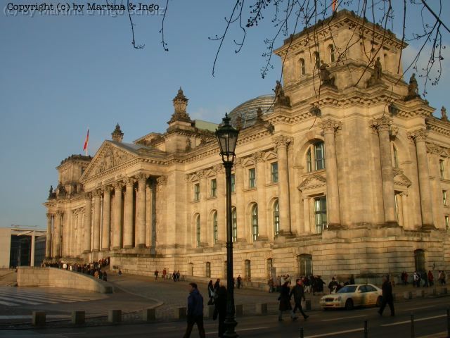 dscn1056.jpg - Der Deutsche Bundestag. Eine Begehung haben wir uns aufgrund der Schlange mal erspart.