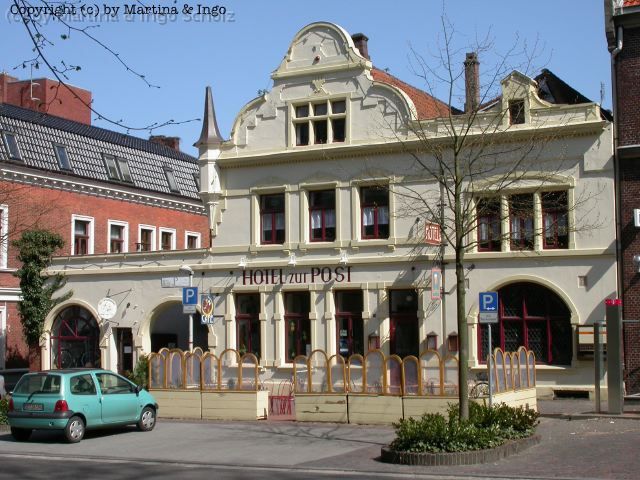 dscn0041.jpg - Hotel "Zur Post". Der eigentliche Parkplatz befindet sich hinter dem Geb�ude, aber wir haben unseren Wagen erst einmal direkt vor dem Eingang abgestellt.