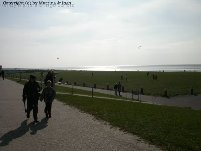 dscn0052.jpg - Auf dem Deich von Norddeich hat man einen wundersch�nen Blick auf das Meer.