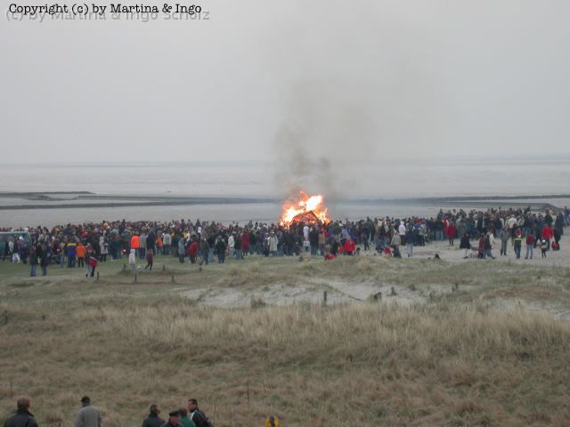 dscn0056.jpg - Das Feuer ist in vollem Gange. Da wir dieses Jahr ein wenig sp�t dort waren, haben sich eine Menge Leute auch schon wieder auf den Weg nach Hause gemacht.