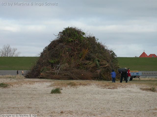 dscn1197.jpg - Das Osterfeuer ist aufgeschichtet!