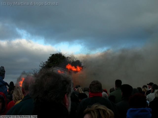 dscn1212.jpg - Insbesondere die Kapelle, die aufspielte, hatte arg unter dem Qualm zu leiden.